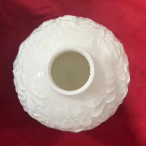 Noritake ivory colored 5” bud vase vine leaf embedded and embossed - Picture 4 of 4